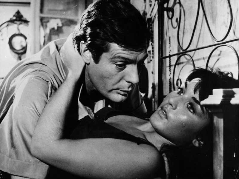 Jolanda Modio e Marcello Mastroianni nella commedia erotica di Mario Monicelli Casanova '70. (Foto di Keystone/Getty Images) <br />