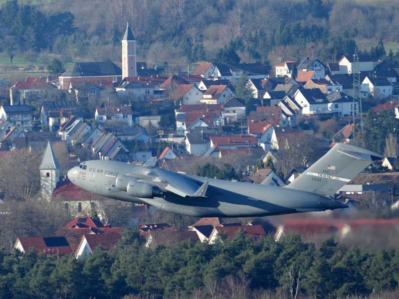 Un aereo da trasporto americano C17 Globemaster decolla dalla base di Ramstein (Thomas Frey/picture alliance via Getty Images)&nbsp;<br />