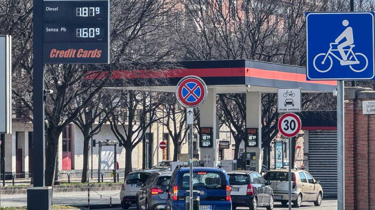 Immagine di Il taglio fiscale sui carburanti è di circa 0,25 euro, ma il calo del prezzo è più piccolo. Problemi d’accisa