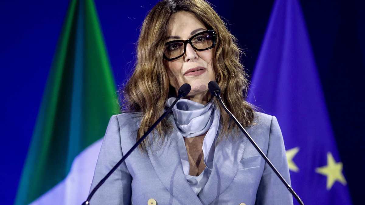 Immagine di Povera anche la Santa. Il giochetto del garantismo cinico di quelli che ora dicono che non si doveva dimettere
