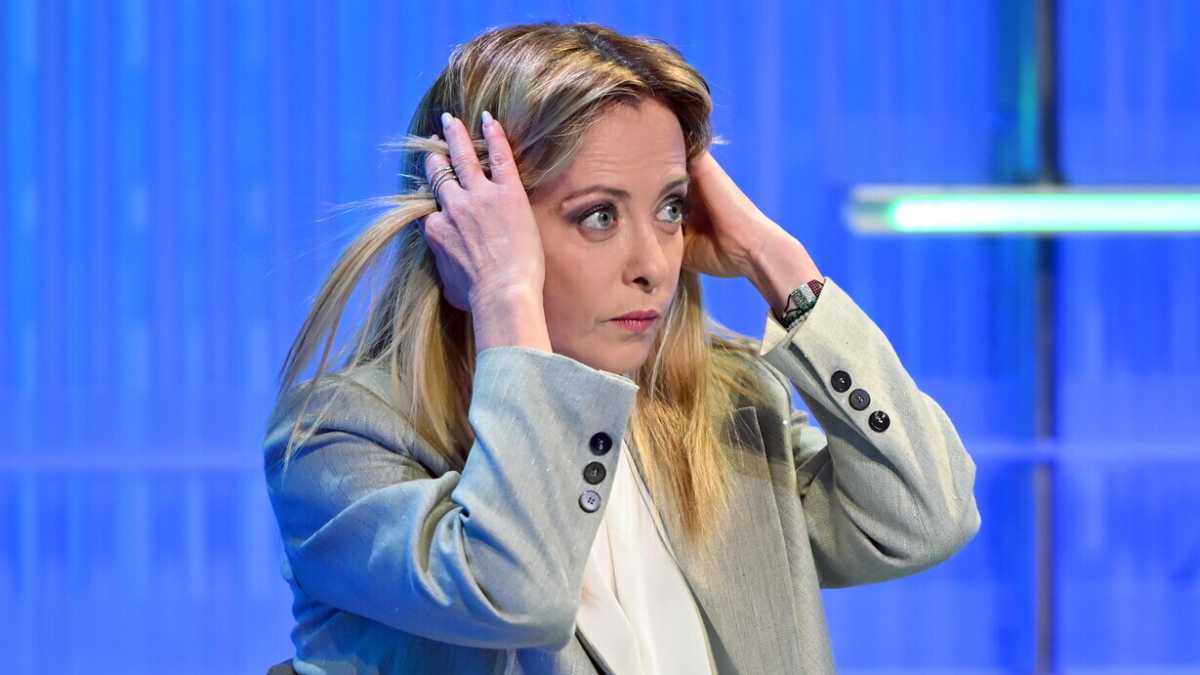 Immagine di Meloni prende l’interim di Santanchè. Cadono ancora teste. Fazzolari e Giorgetti per la linea: al voto!