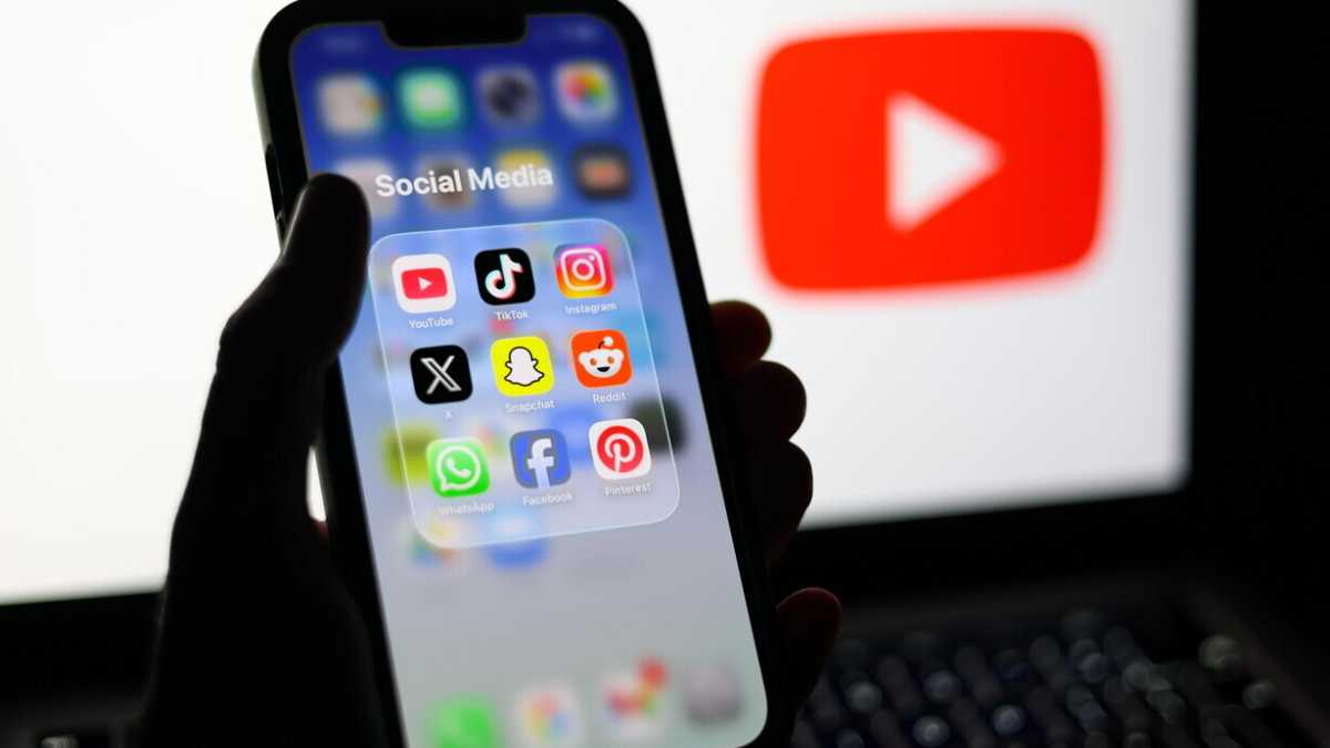 Immagine di L’algoritmo del capro espiatorio: prendersela coi social non salverà i nostri figli