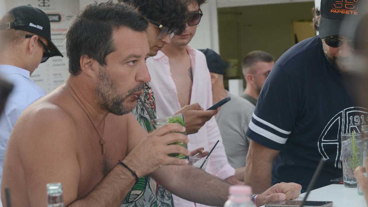 Immagine di Il Papeete di Giorgia e il conforto di Salvini. Vicino al Capitano: "Dalle sconfitte si impara"
