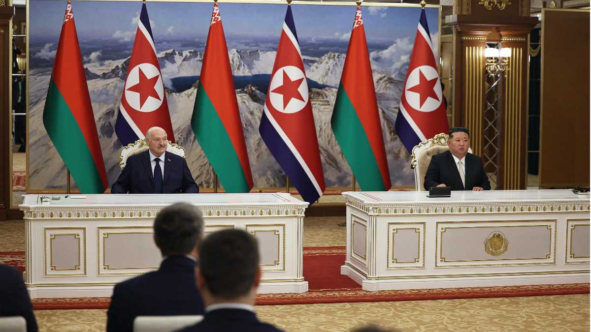 Immagine di Kim Jong Un guarda Lukashenka e sa che sono legati dallo stesso destino