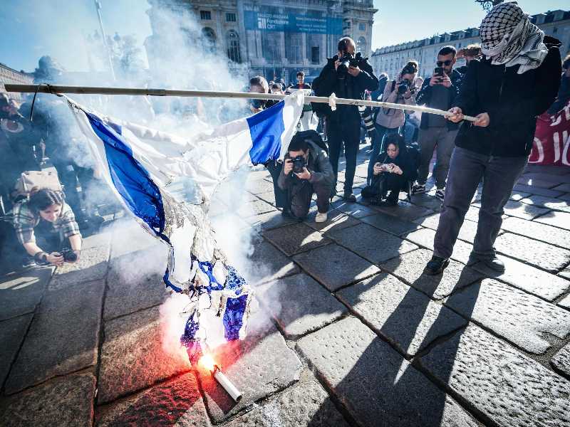 La bandiera israeliana data alle fiamme