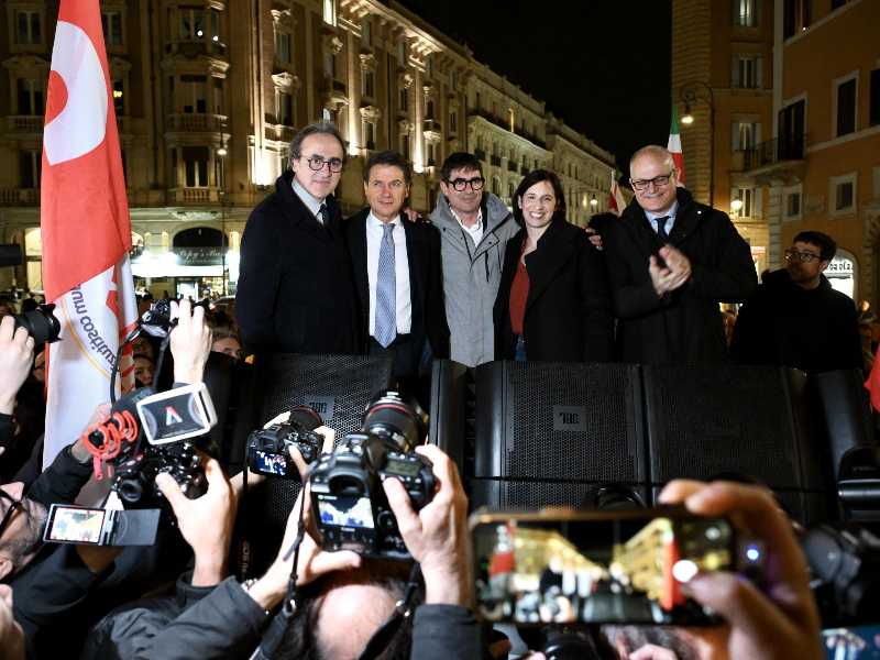 Angelo Bonelli, Giuseppe Conte, Nicola Fratoianni e Elly Schlein durante i festeggiamenti in piazza Barberini per la vittoria del No al referendum costituzionale, Roma 23 marzo 2026. ANSA/ALESSANDRO DI MEO©