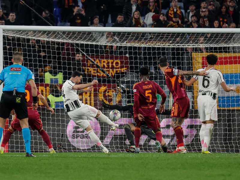 Juventus' Federico Gatti scores the 3 - 2 goal during the Italian Serie A soccer match between AS Roma vs Juventus FC at the Olimpico stadium in Rome, Italy, 1 March 2026. ANSA/GIUSEPPE LAMI