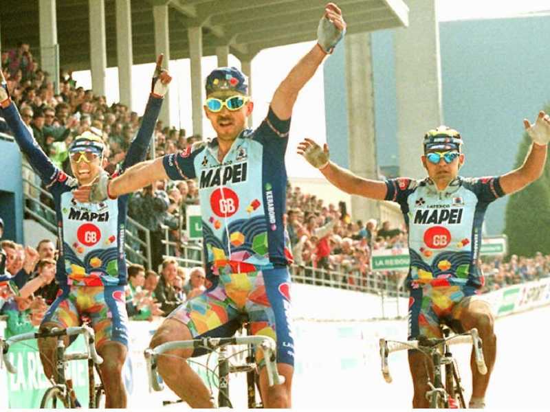 La storica tripletta della Mapei alla Parigi-Roubaix 1996 con Johan Museeuw davanti ai compagni di squadra Gianluca Bortolami e Andrea Tafi (foto Patrick Kovarik via Ansa)