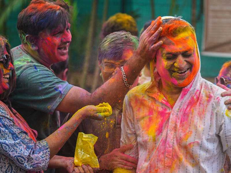 Mumbai, la festa dei colori. Le immagini