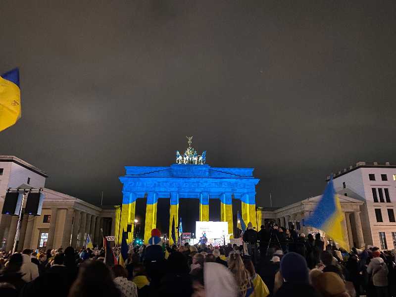 Sostenitori, soldati, famiglie: in migliaia a Berlino per l'Ucraina