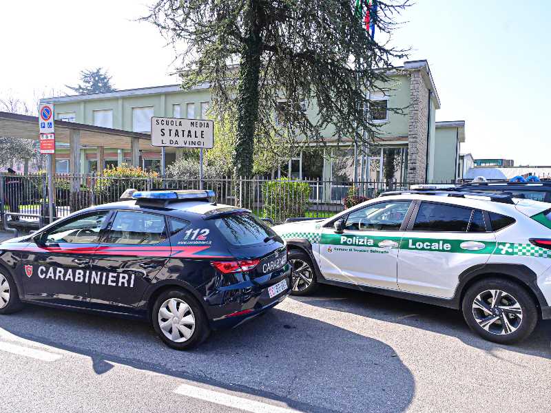 Una insegnante di 57 anni è stata trasportata stamani in condizioni gravi in ospedale a Bergamo dopo essere stata accoltellata da uno studente fuori dall'istituto comprensivo di via Damiano Chiesa di Trescore Balneario (Bergamo), 25 marzo 2026. ANSA/MICHELE MARAVIGLIA