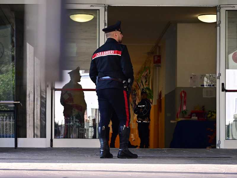 Una insegnante di 57 anni è stata trasportata stamani in condizioni gravi in ospedale a Bergamo dopo essere stata accoltellata da uno studente fuori dall'istituto comprensivo di via Damiano Chiesa di Trescore Balneario (Bergamo), 25 marzo 2026. ANSA/MICHELE MARAVIGLIA