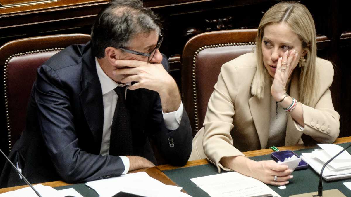 Immagine di Meloni e la ruota: isola Urso, teme il rimpasto (e Salvini). L’ossessione record