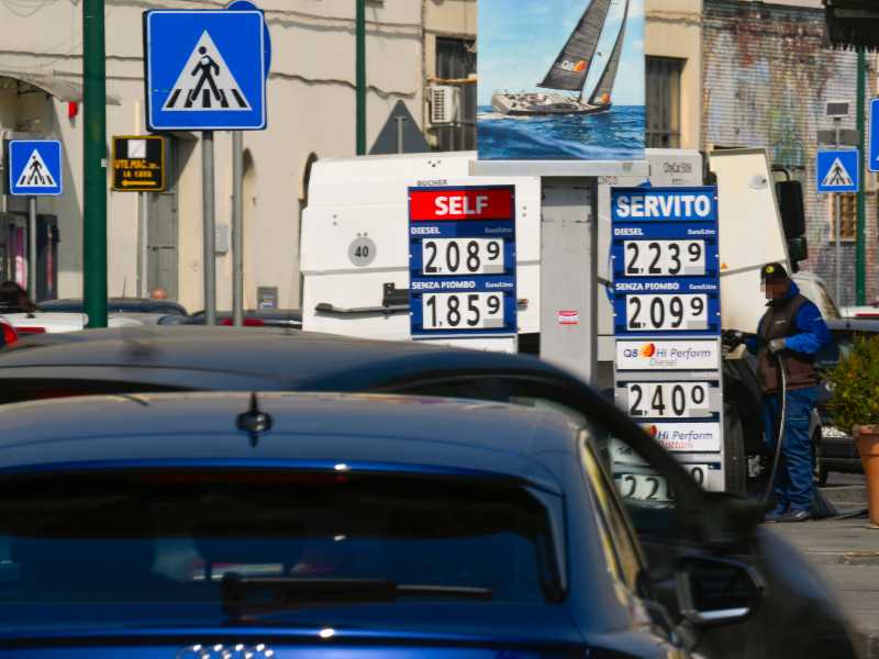 Prezzi di diesel e benzina esposti da distributori a Napoli,  11 marzo  2026. ANSA/ CIRO FUSCO