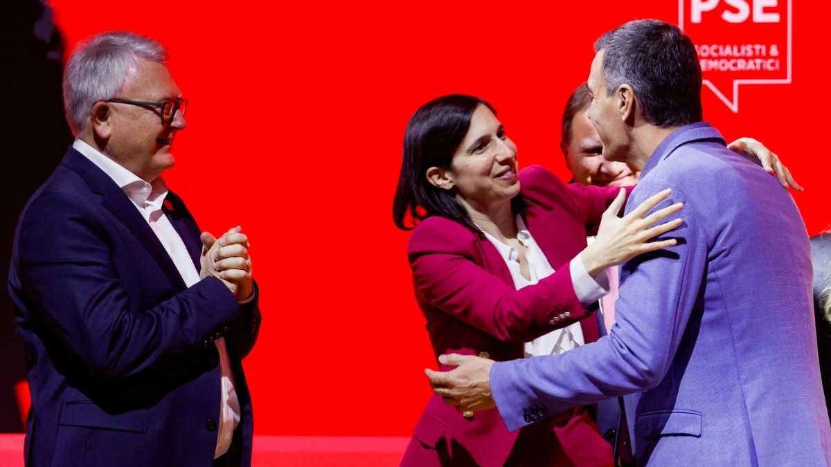 Immagine di Schlein e la corona di Sánchez