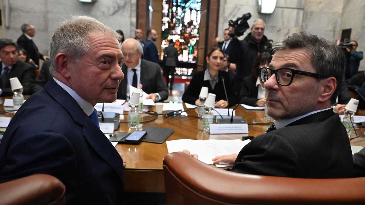 Immagine di Confindustria incontra un governo diviso sugli aiuti alle imprese. Scontro tra i ministri Urso e Giorgetti