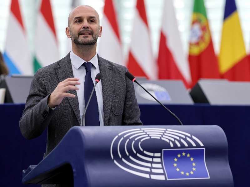 epa12469250 European Conservatives and Reformists Group co-chair Nicola Procaccini speaks during a debate titled 'Recent peace agreement in the Middle East and the role of the EU' at the European Parliament in Strasbourg, France, 21 October 2025. The current plenary session runs from 20 to 23 October 2025. EPA/RONALD WITTEK