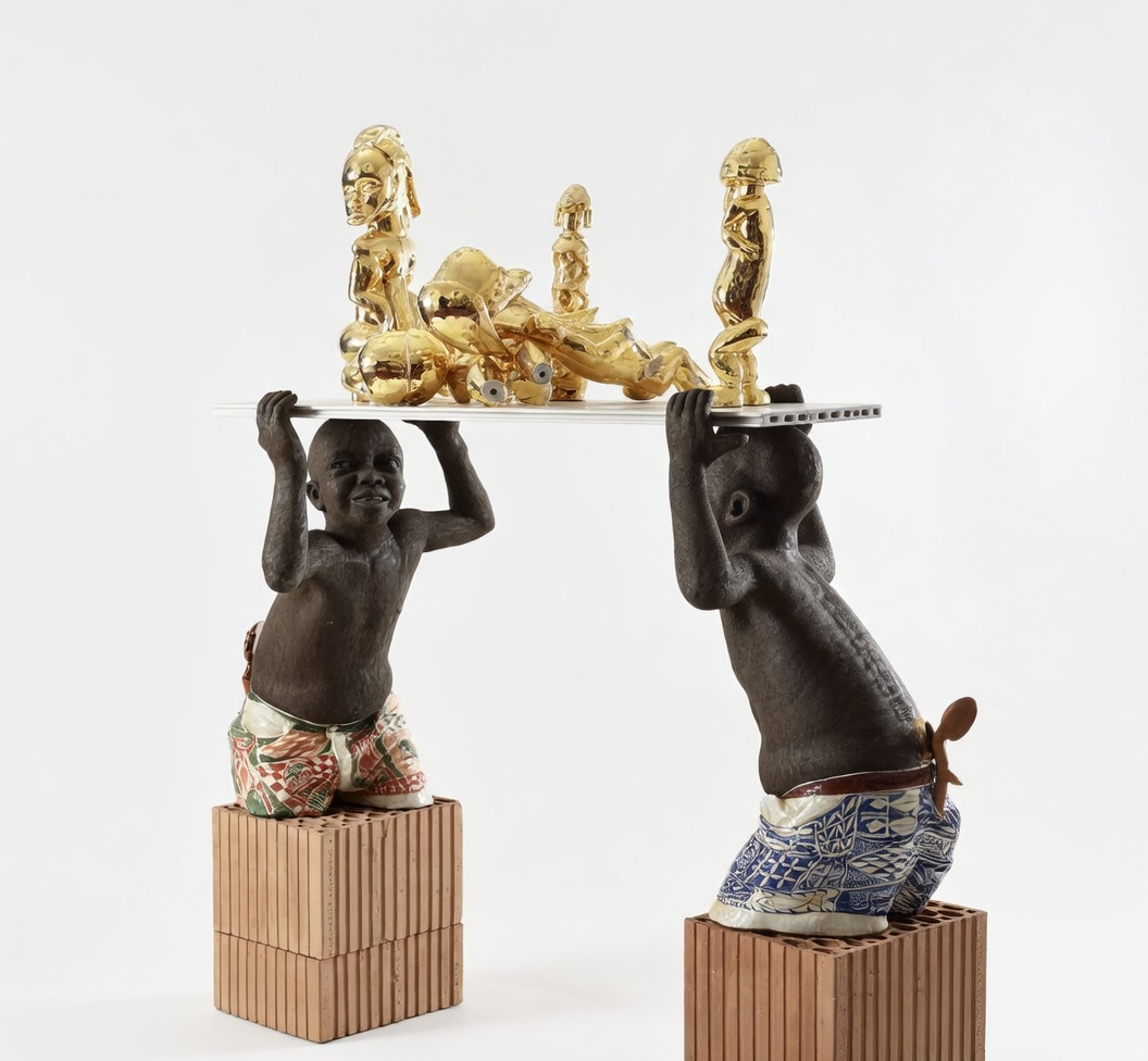 V. Fotso Nyie, Suivre ses rêves, 2021, ceramica policroma e oro, cm 100x45x90 Courtesy: l’artista e P420, Bologna; Photo Credit: Carlo Favero