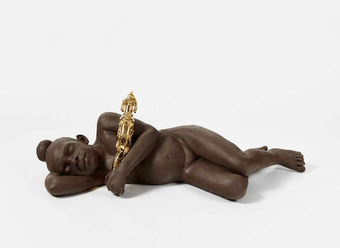 V. Fotso Nyie, Observer les étoiles, 2021, ceramica e oro, cm 23x99x34 Courtesy: l’artista e P420, Bologna; Photo Credit: Carlo Favero