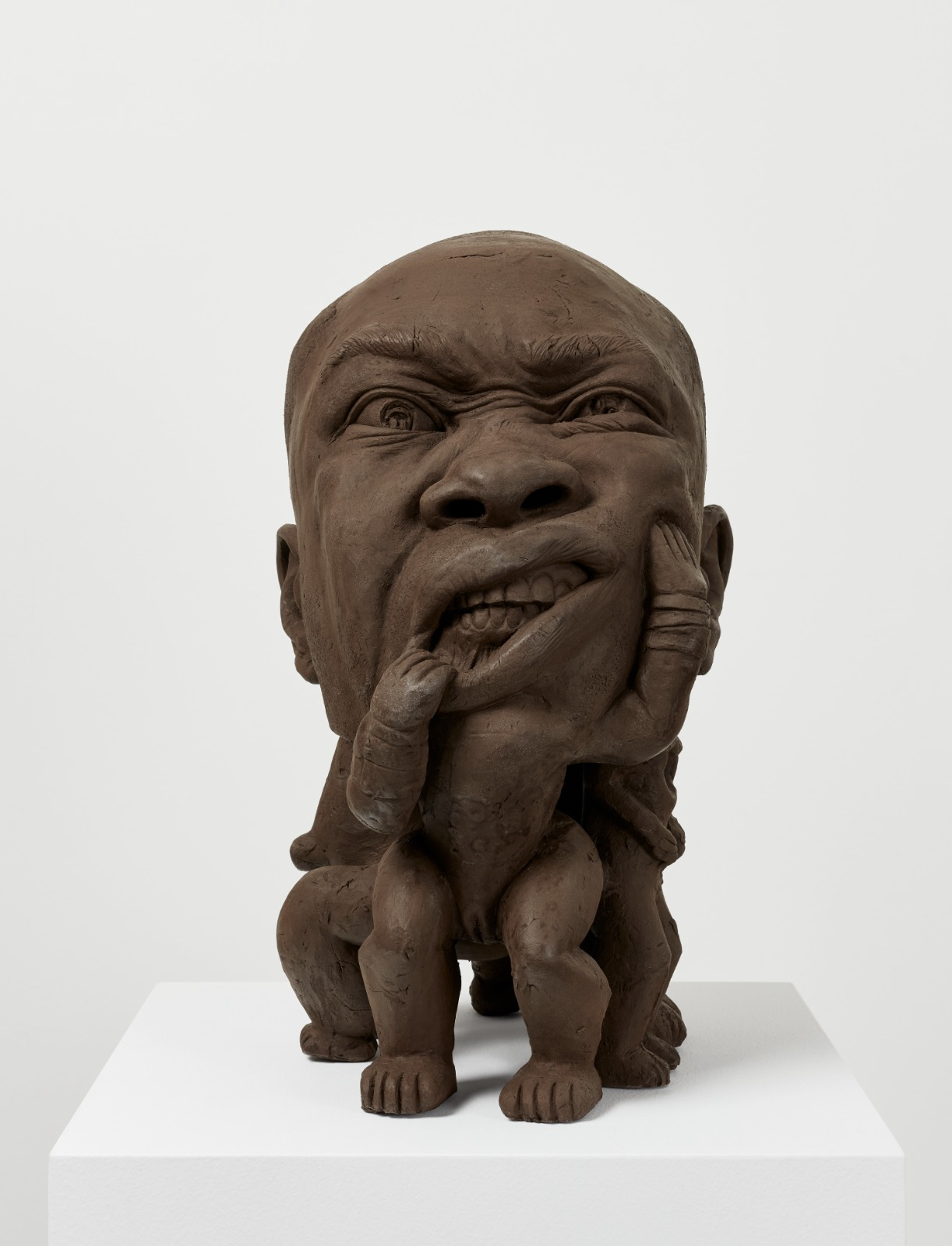 V. Fotso Nyie, L’interprète, 2024, ceramica e oro, cm 39,5x32x23 Courtesy: l’artista e P420, Bologna; Photo Credit: Carlo Favero