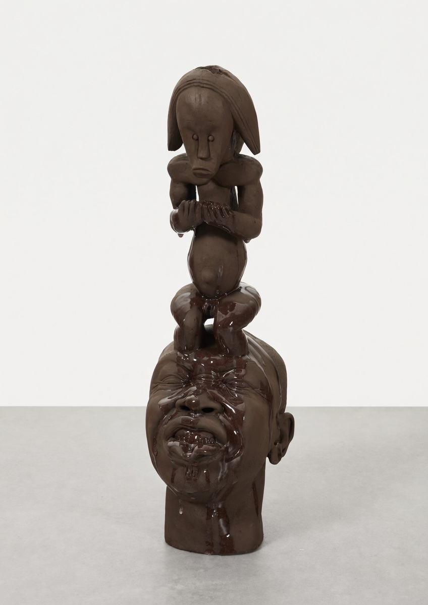 V. Fotso Nyie, Purificazione, 2022, ceramica invetriata, cm 73x23,5x33 Courtesy: l’artista e P420, Bologna; Photo Credit: Carlo Favero