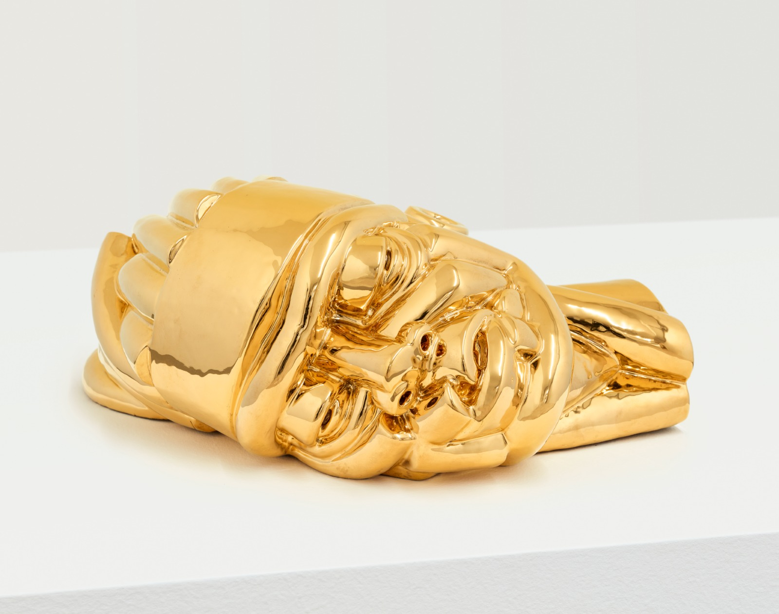 V. Fotso Nyie, Veglia, 2024, ceramica smaltata e oro, cm 40,5x62,5x18 Courtesy: l’artista e P420, Bologna; Photo Credit: Carlo Favero