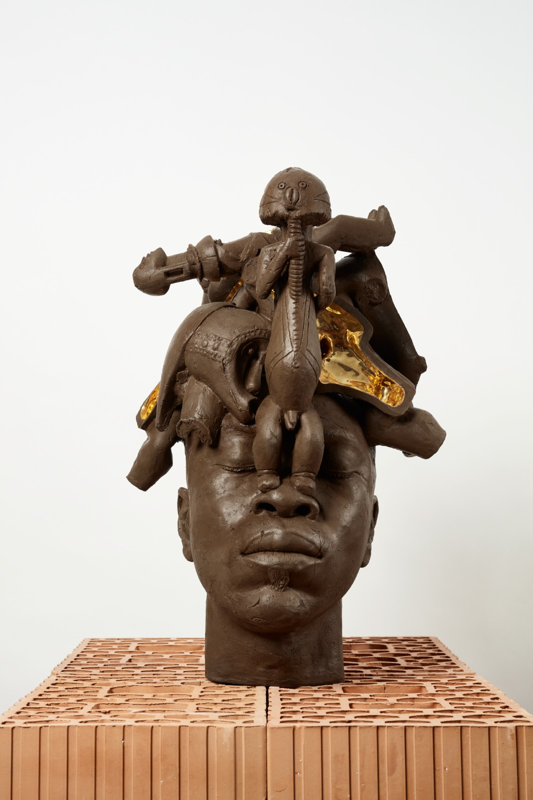 V. Fotso Nyie, Voyager ensemble, 2021, ceramica e oro, cm 54x35x40 Courtesy: l’artista e P420, Bologna; Photo Credit: Carlo Favero