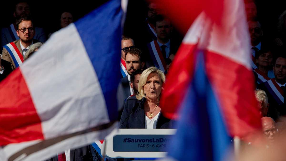 Immagine di I lepenisti rimuovono la bandiera dell’Ue