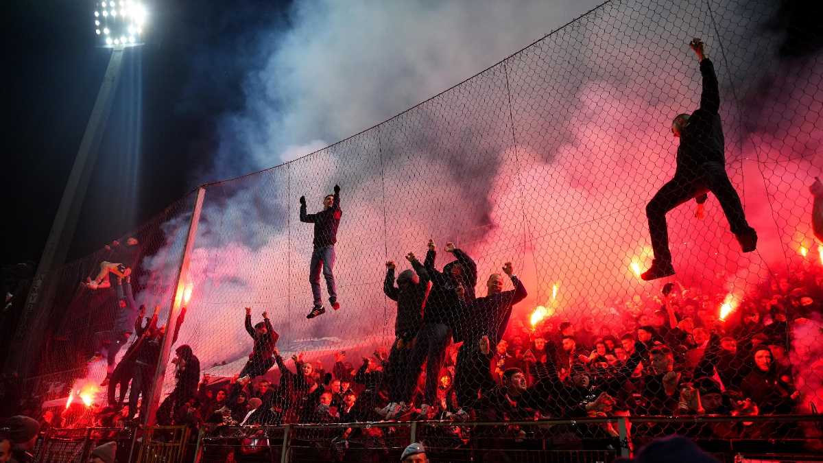 Immagine di L'alba dei tifosi bosniaci nel buio del mondo