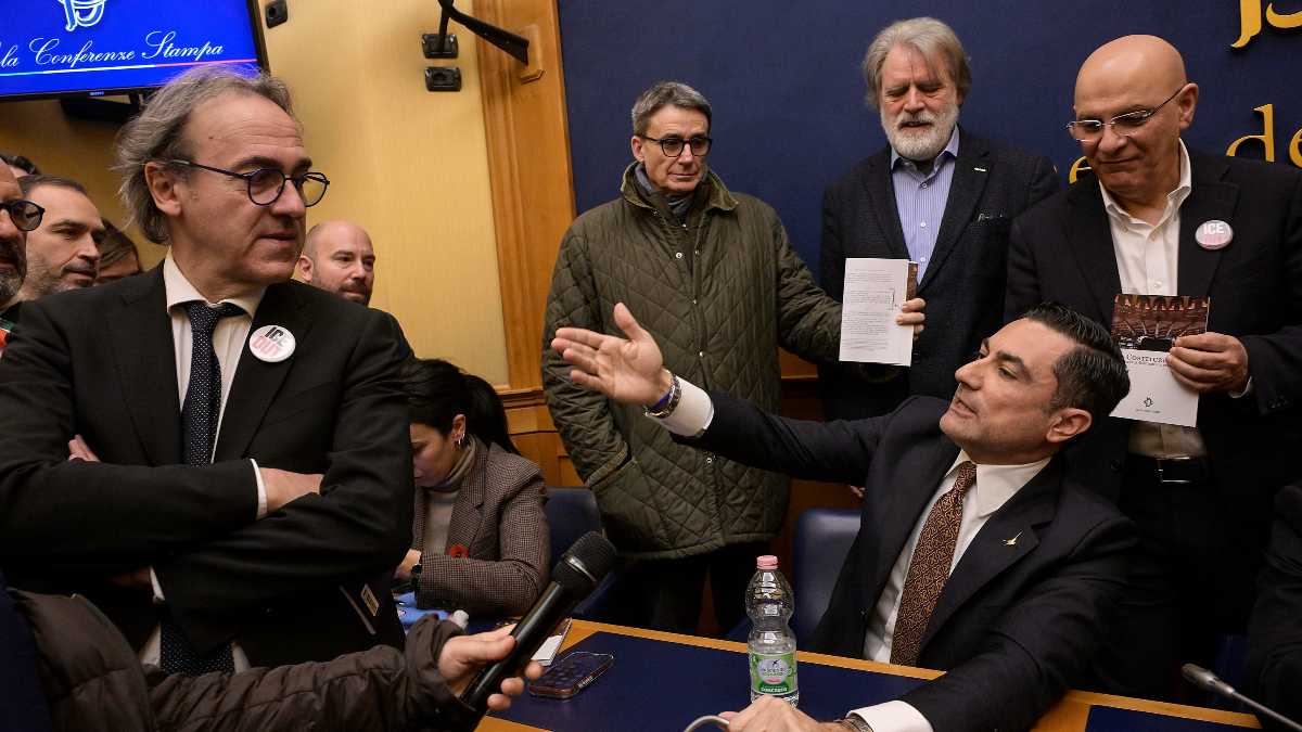 Immagine di La Camera sanziona 32 deputati per aver impedito la conferenza stampa sulla remigrazione: sospesi dall'Aula