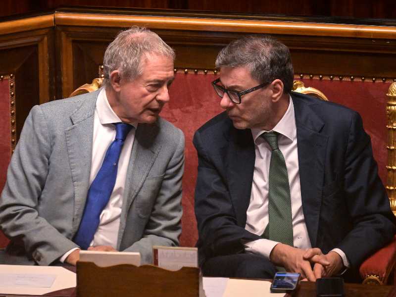 Il ministro dell’Economia e delle Finanze, Giancarlo Giorgetti (D), con il ministro del Made in Italy, Adolfo Urso (S), durante il voto di fiducia in Senato sulla legge di bilancio 2026, Roma, 23 dicembre 2025. ANSA/RICCARDO ANTIMIANI