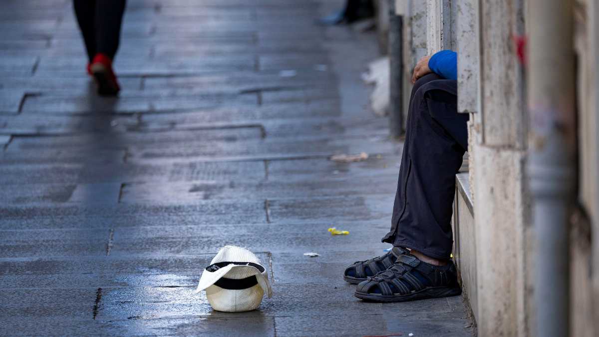 Cala il rischio povertà e le condizioni di vita migliorano, dice l'Istat