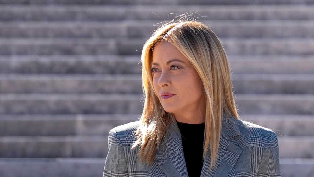 Immagine di Perché Meloni ora punta sul duello con Conte. I guai di Piantedosi