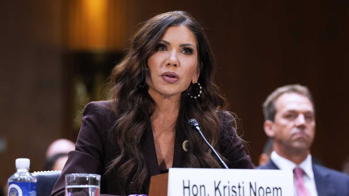 Immagine di S’ode la sghignazzata delle vittime di Kristi Noem, devastata dalle tettone chattose del marito