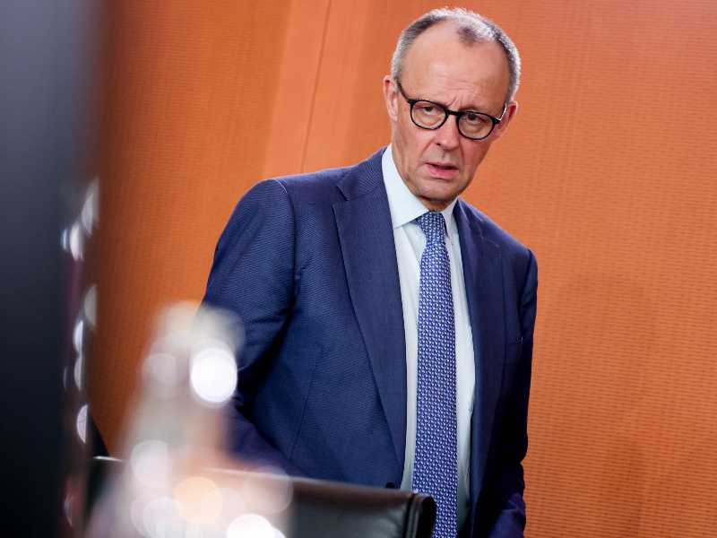 epa12863909 German Chancellor Friedrich Merz arrives for the weekly cabinet meeting of the German government in Berlin, Germany, 01 April 2026. EPA/FILIP SINGER