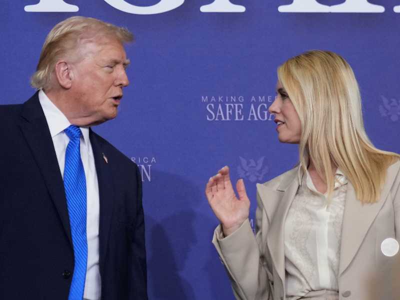 Donald Trump e Pam Bondi. Foto LaPresse