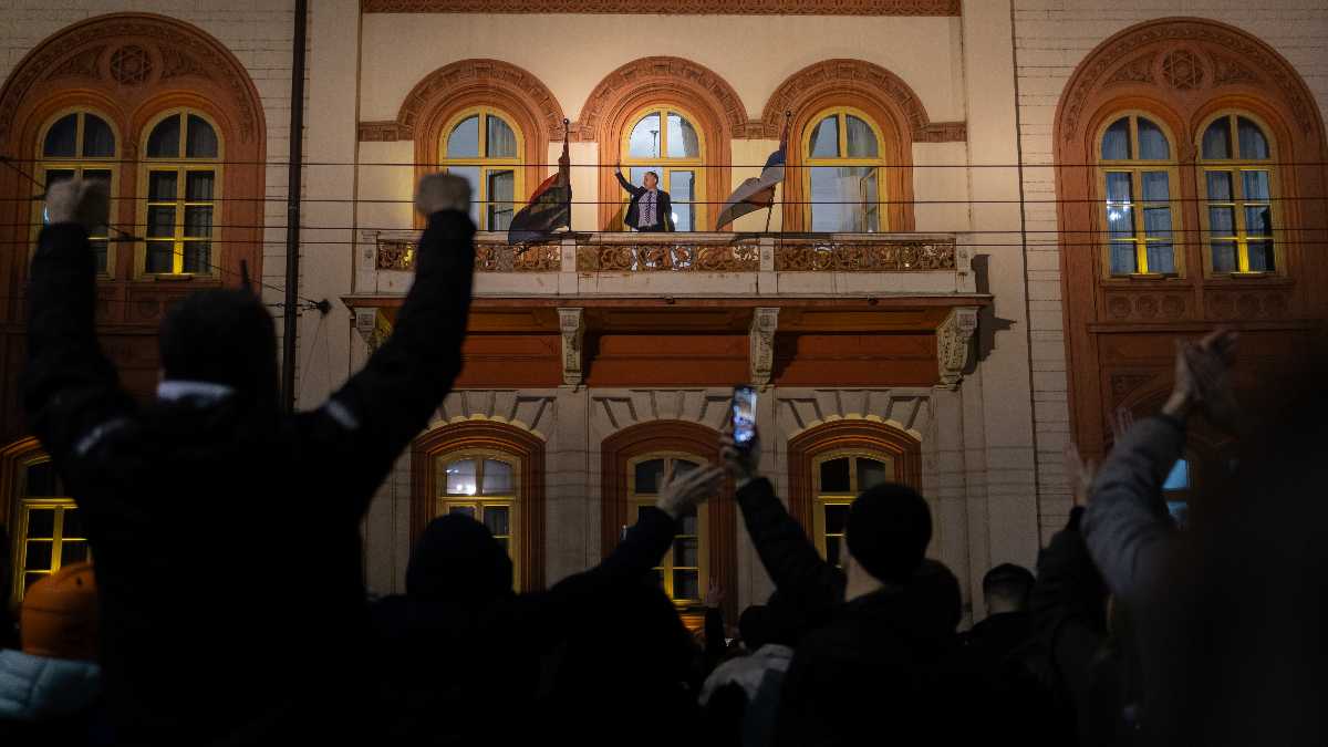 Immagine di A Belgrado Vučić apre la campagna elettorale mandando la polizia nel rettorato