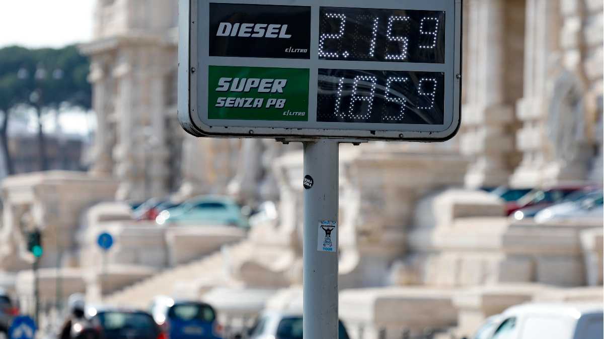 Il taglio delle accise è benzina per il deficit