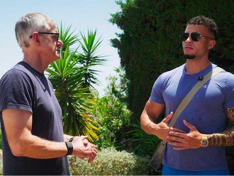 Il giornalista Louis Theroux con Harrison Sullivan, detto HSTikkyTokky. Il documentario “Louis Theroux: Dentro la manosfera” è su Netflix