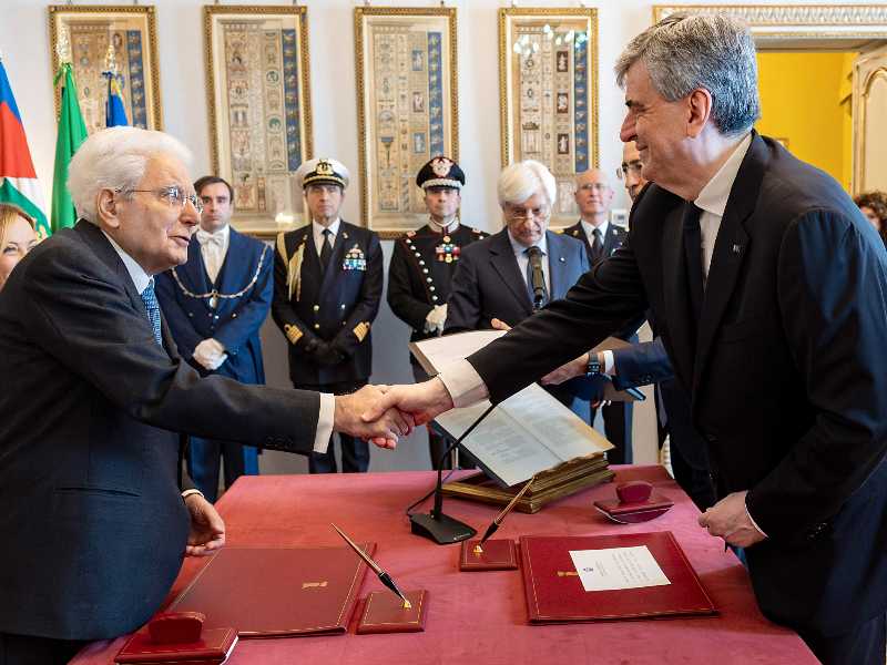 Il presidente della Repubblica Sergio Mattarella durante la cerimonia di giuramento del nuovo ministro del Turismo Gianmarico Mazzi (Ansa)