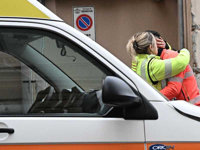 L'autista dell'ambulanza viene abbracciato, durante i rilievi della Polizia Municipale dopo il gravissimo incidente in via Archimede, a Genova, in cui un'ambulanza ha travolto uno studente di 12 anni che in quel momento stava attraversando la strada per entrare a scuola, 9 dicembre 2025. ANSA/LUCA ZENNARO