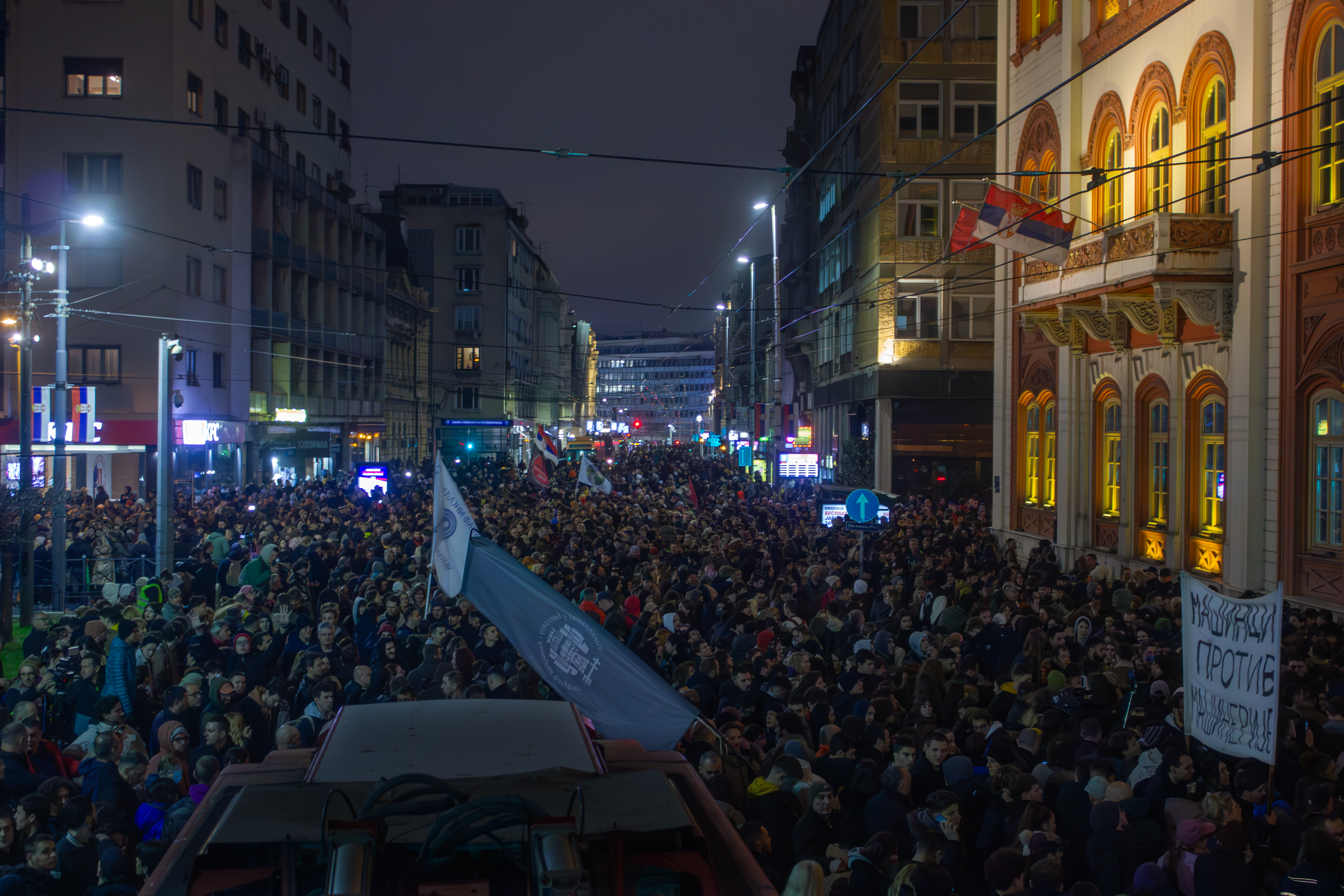 La folla di fronte al rettorato aspetta il rettore Vladan Dokić