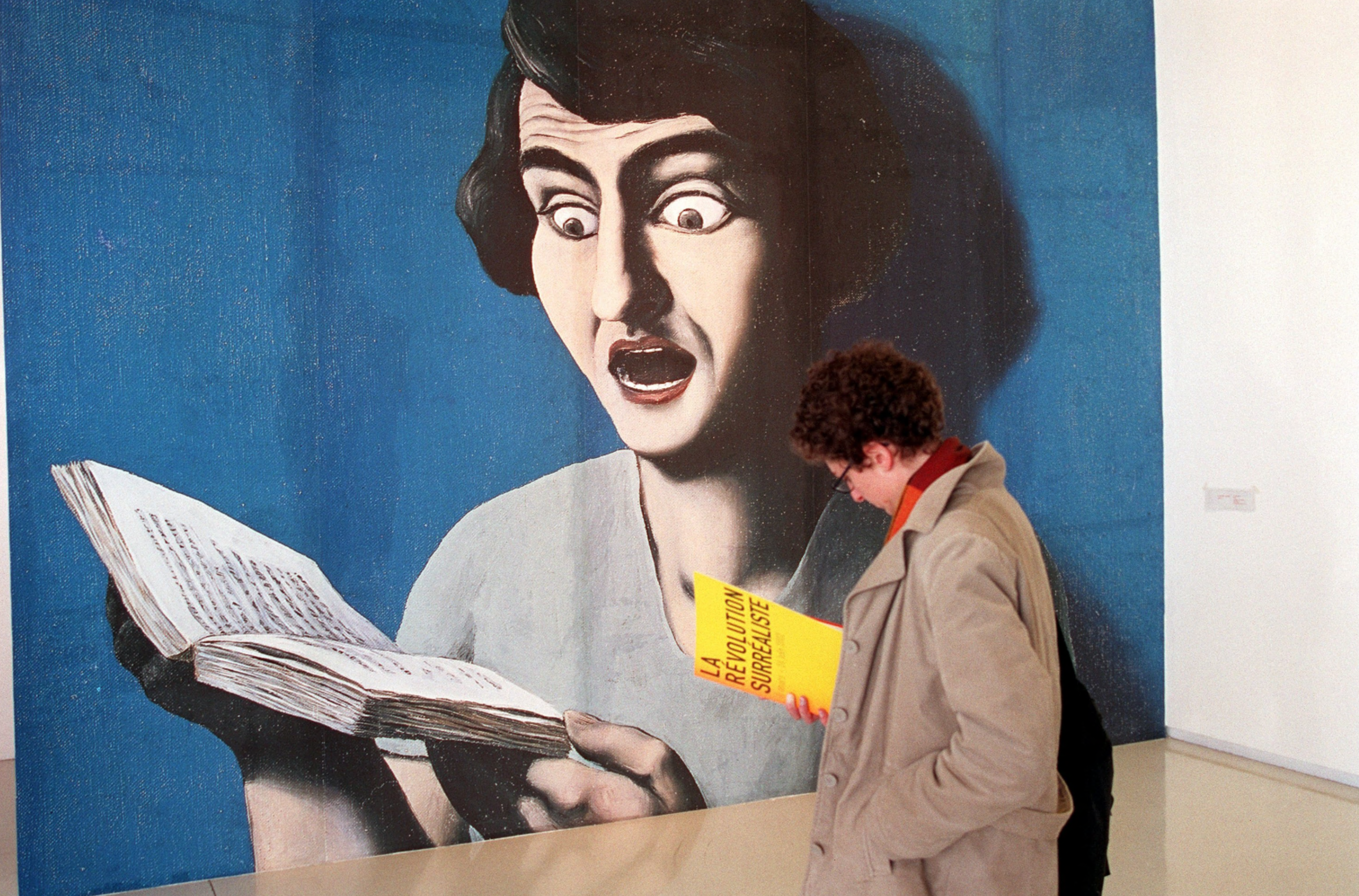 “La lecture soumise” di Magritte in “La Révolution surréaliste” al Centre Pompidou di Parigi (foto Getty)