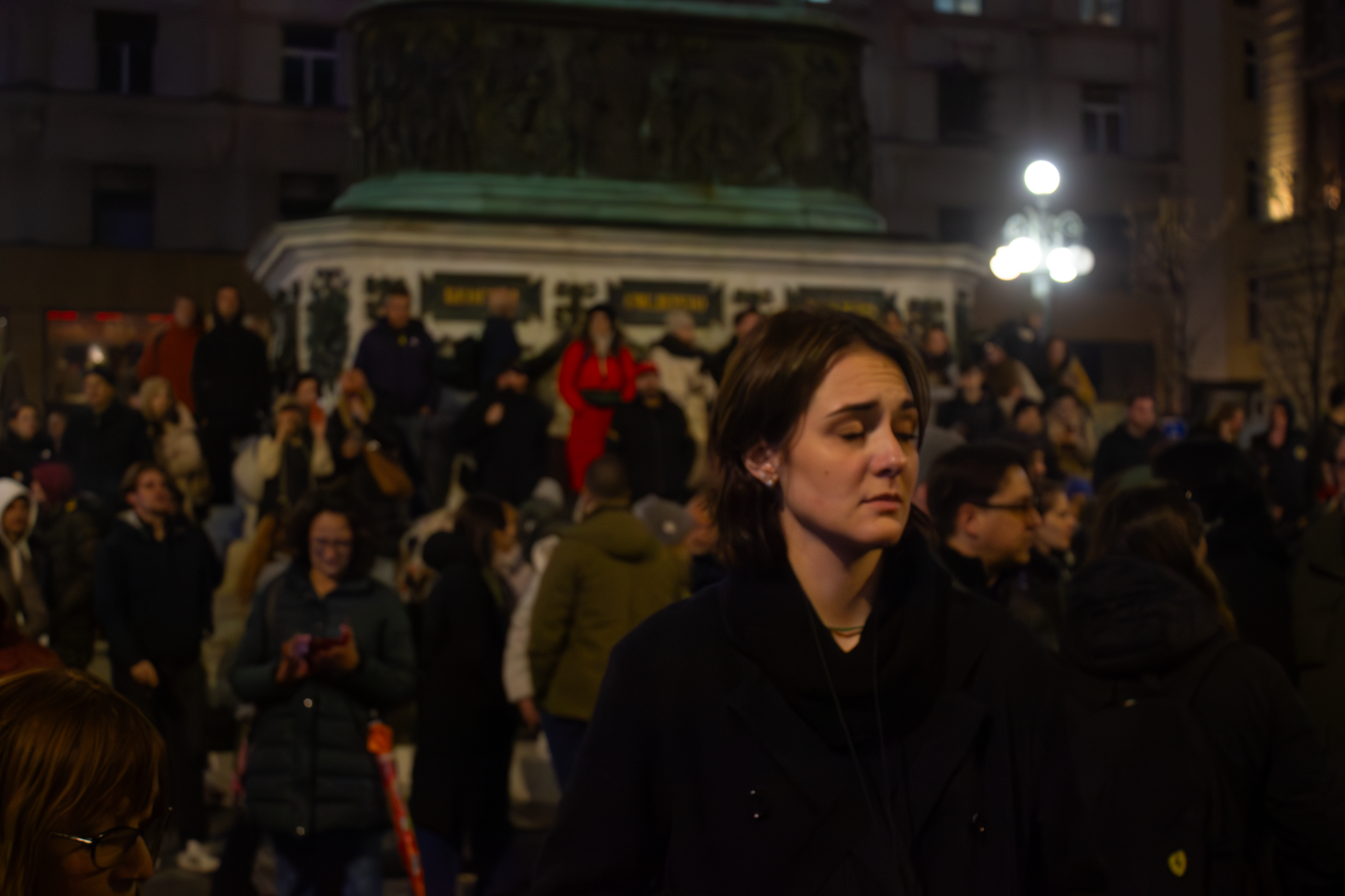 Manifestante sulla piazza di Trg Republike