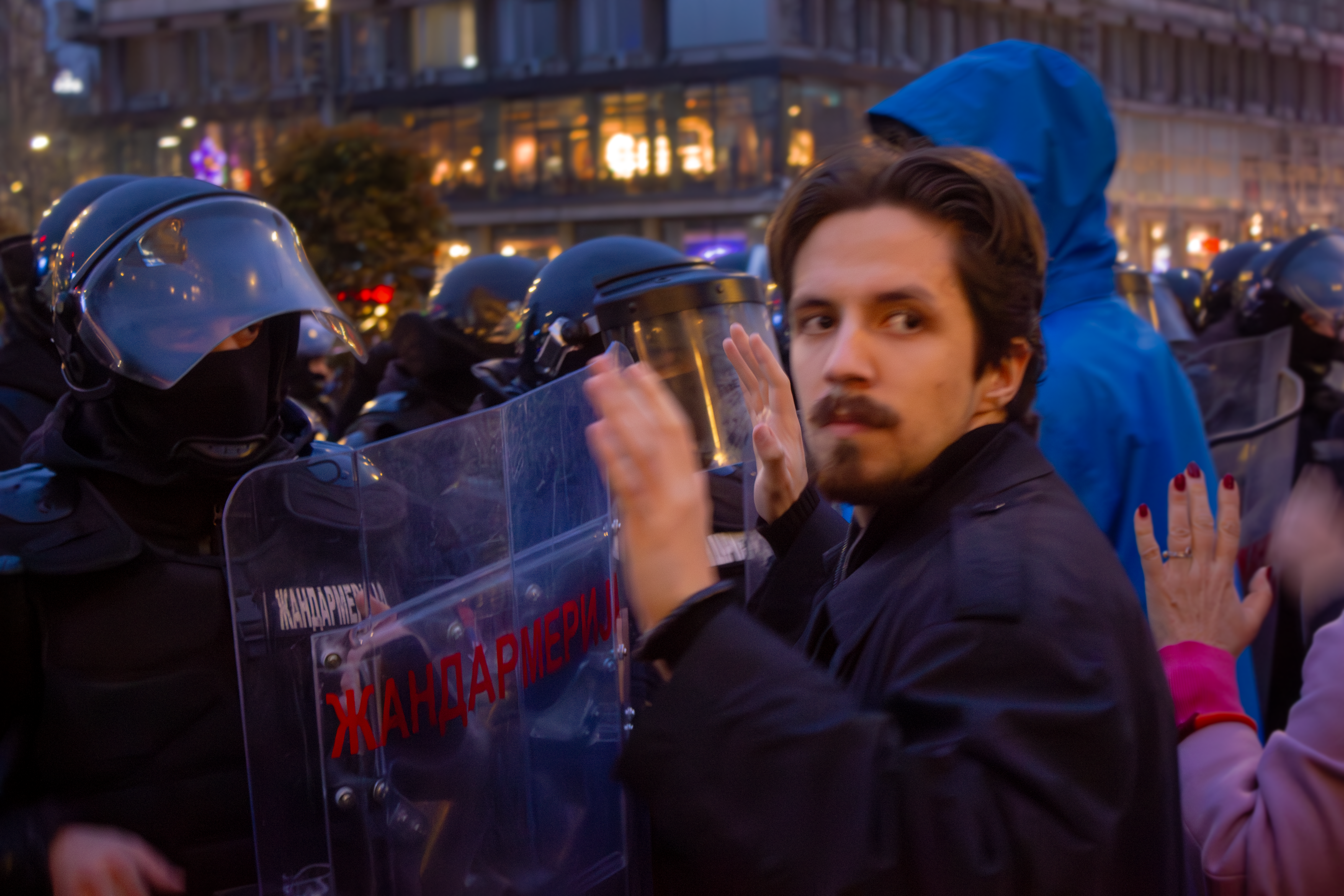 Studente di fronte ai cordoni della polizia antisommossa a Belgrado