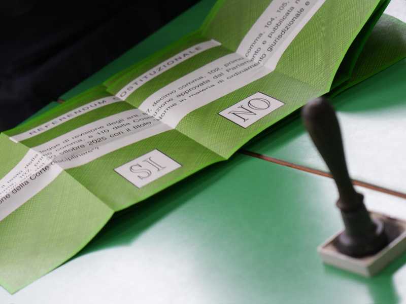 Ballot papers on the first day of voting in the Italian constitutional referendum on judicial system reform, at a polling station in Naples, Italy, 22 March 2026. ANSA/CESARE ABBATE (voto seggio elettorale giustizia scheda)