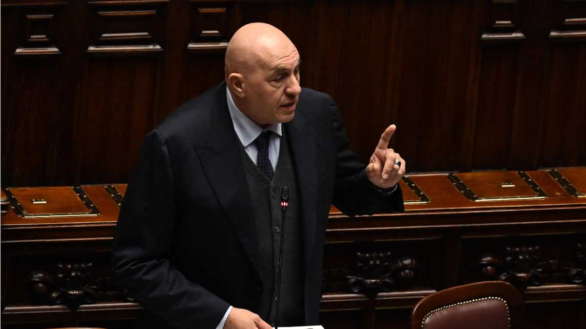 Immagine di Protecting ourselves to break the siege. Staying allies with Trump, without being dependent. Minister Crosetto speaks