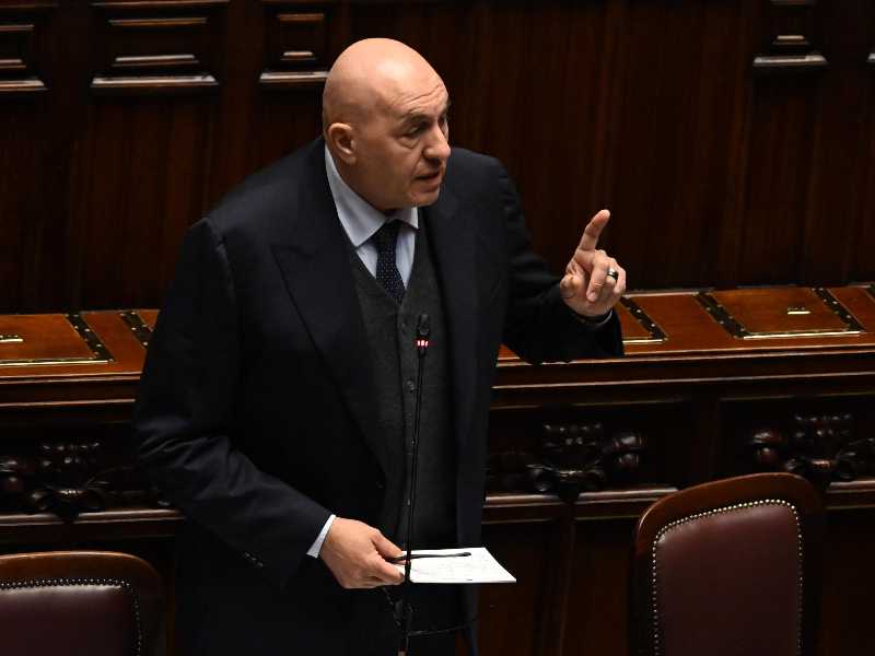 La replica del ministro della Difesa, Guido Crosetto, durante la discussione alle sue comunicazioni alla Camera dei Deputati, i 15 gennaio 2026 (foto Maurizio Brambatti per Ansa)