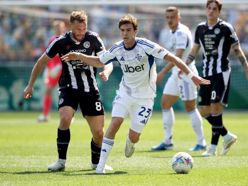 Jesper Karlstrom e Maximo Perrone durante la partita Udinese-Como di Serie A. Foto Ansa