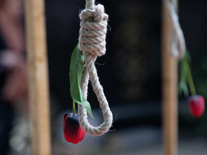 Un cappio esposto durante la manifestazione delle associazioni franco-iraniane (GettyImages)